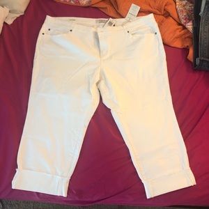 Torrid white boyfriend capris size 26 NWT
